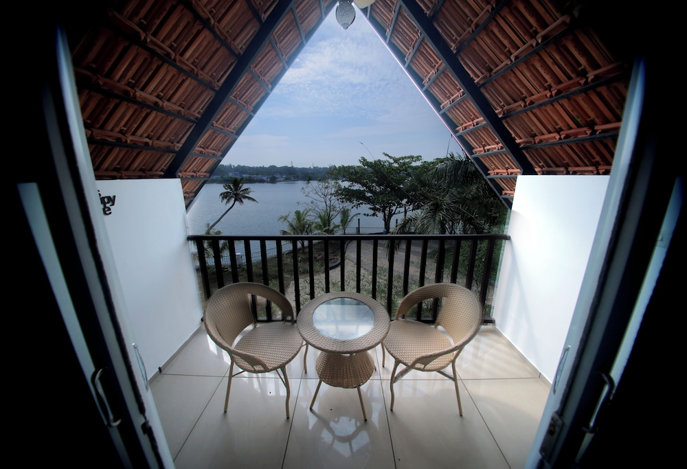 Superior Room, 1 Queen Bed, Private Bathroom, Lake View photo 1