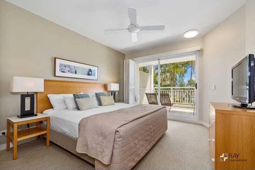 One Bedroom Spa Suite with Pool View