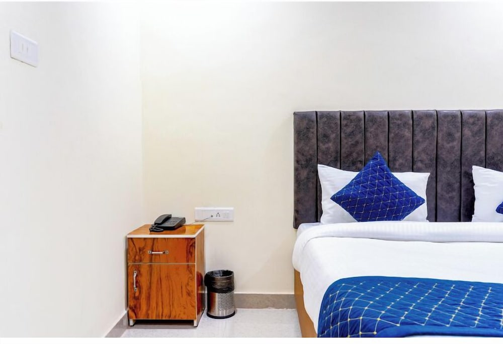 Deluxe Room - Photo 7