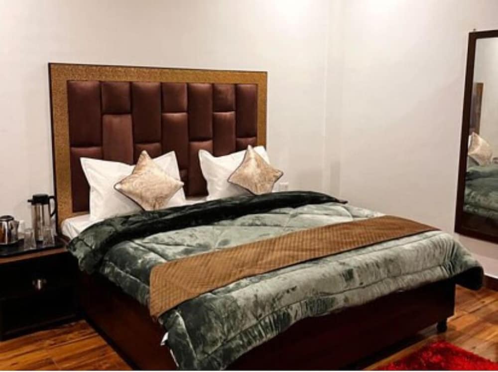 Deluxe Suite, Hill View