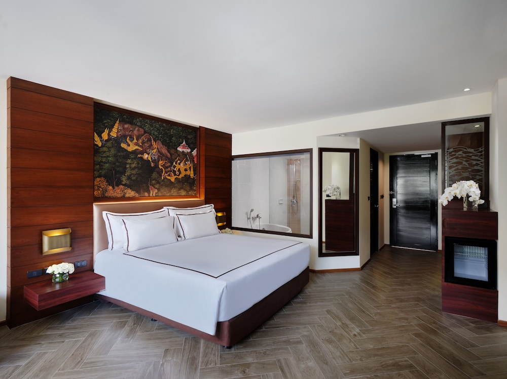 Deluxe Room, 1 King Bed photo 2