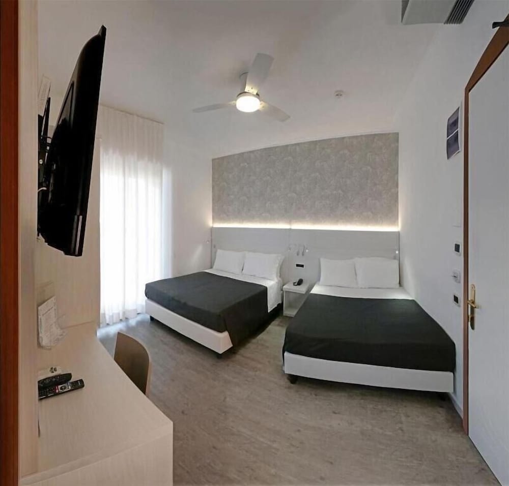 Triple Room, Multiple Beds, Balcony, Sea View photo 3