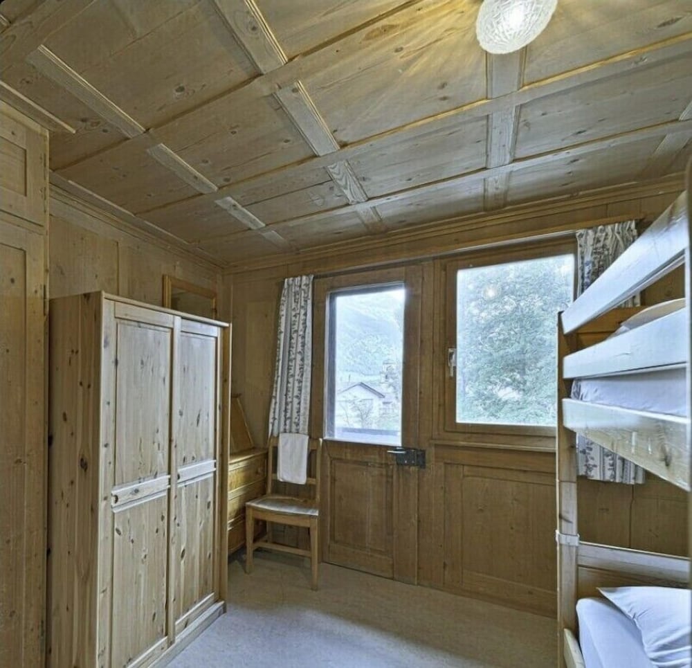Basic Twin Room, Shared Bathroom photo 2