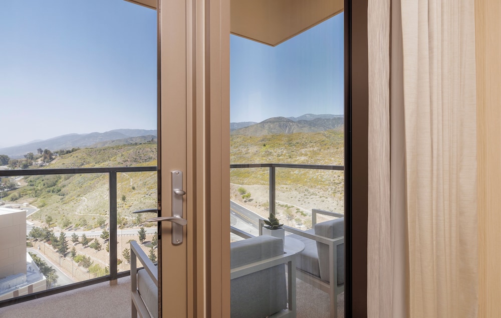 Executive Suite - Photo 2