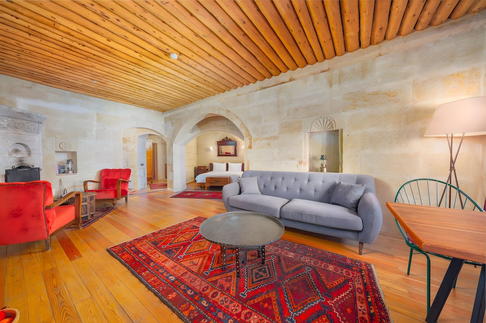 Royal King Suite - Photo 16