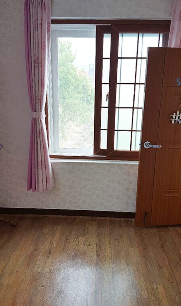 Room (205 Ondol Room)