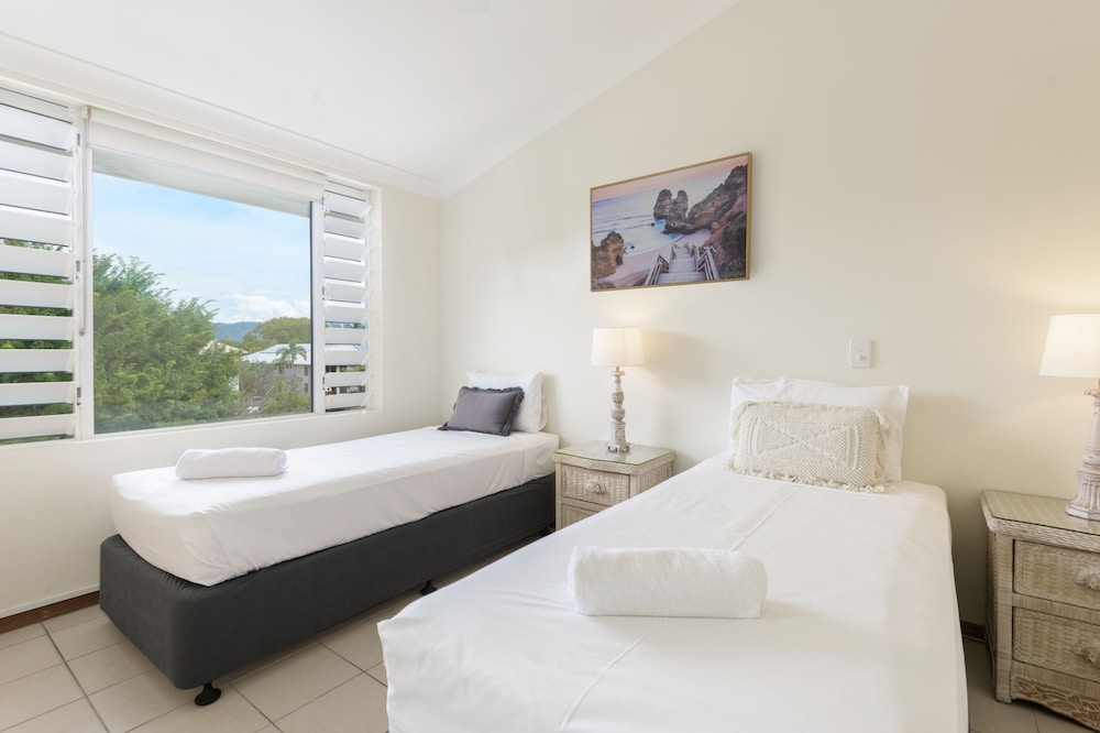 2 Bedroom Apartment Pool View - Photo 4