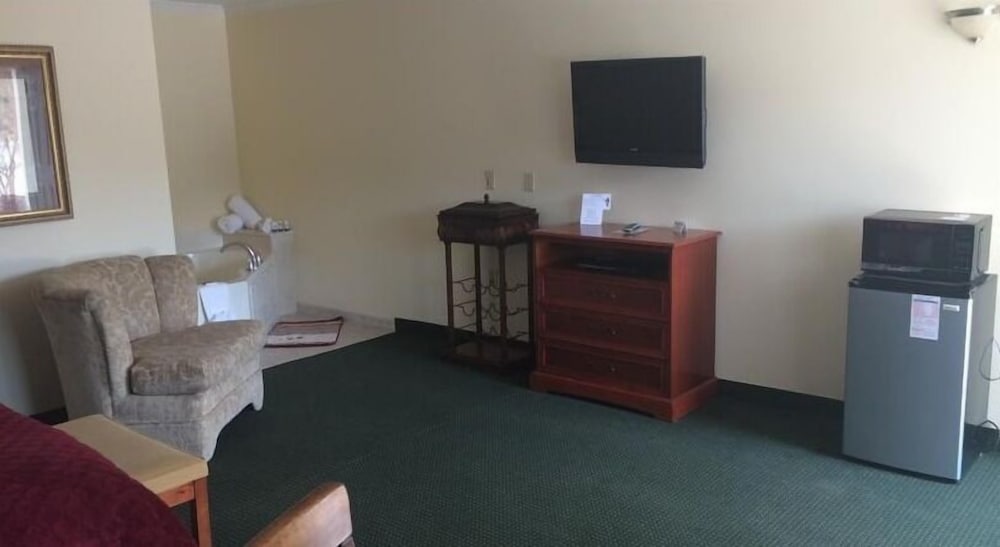 Suite, 1 King Bed, Non Smoking photo 3