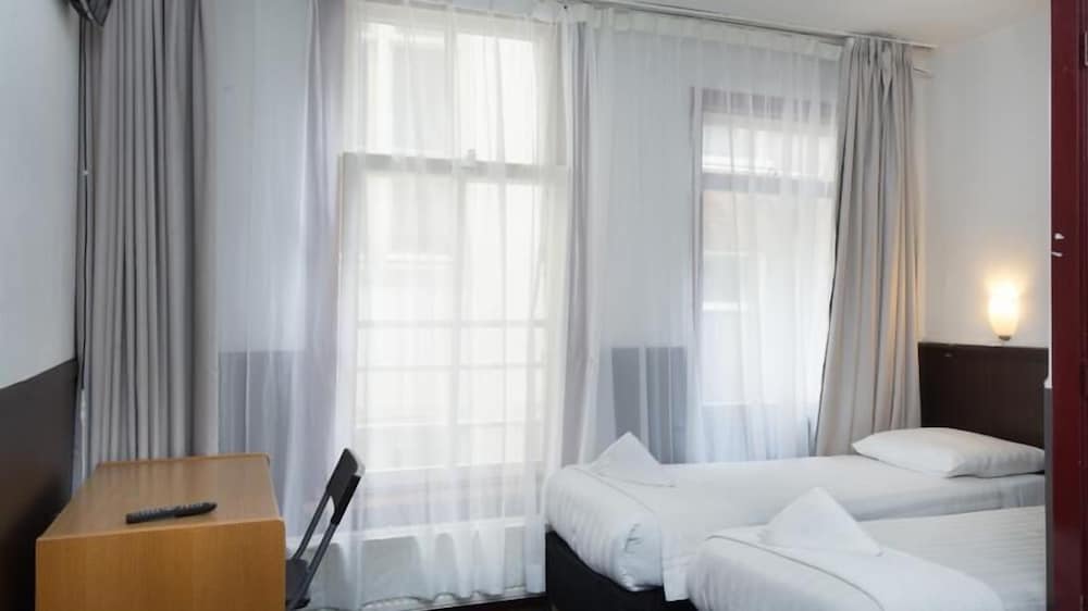 Standard Twin Room, 2 Twin Beds, Private Bathroom photo 2