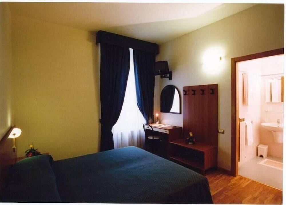 Double or Twin Room - Photo 3