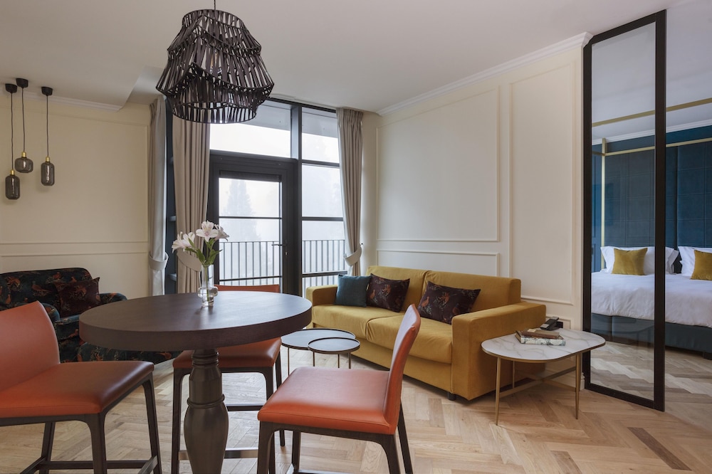 Suite (Estate) - Photo 3