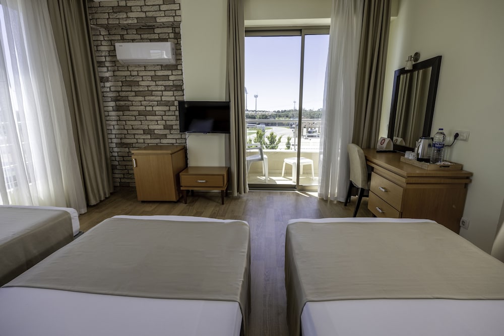 Standard Triple Room, River View photo 3