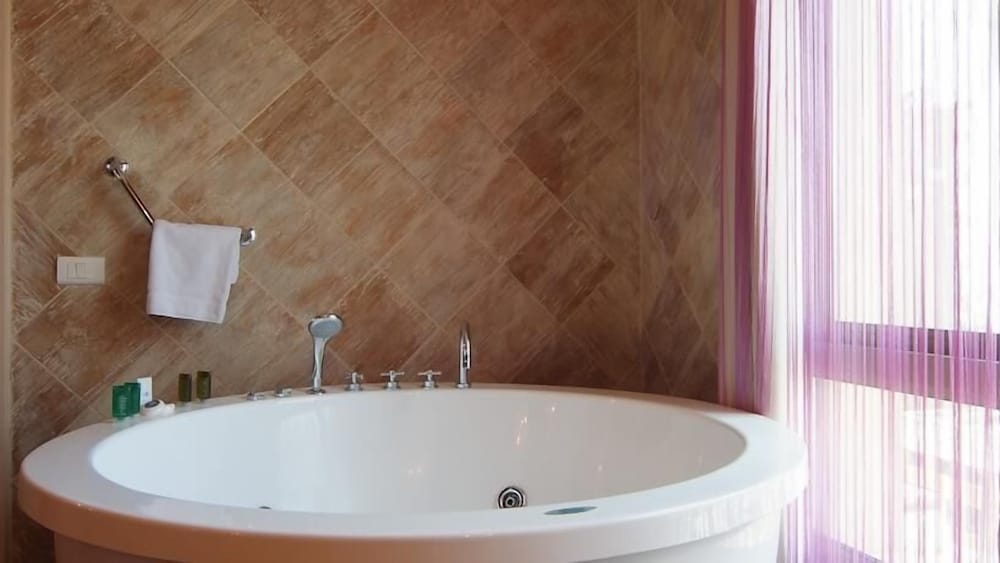 Romantic Suite - Photo 3