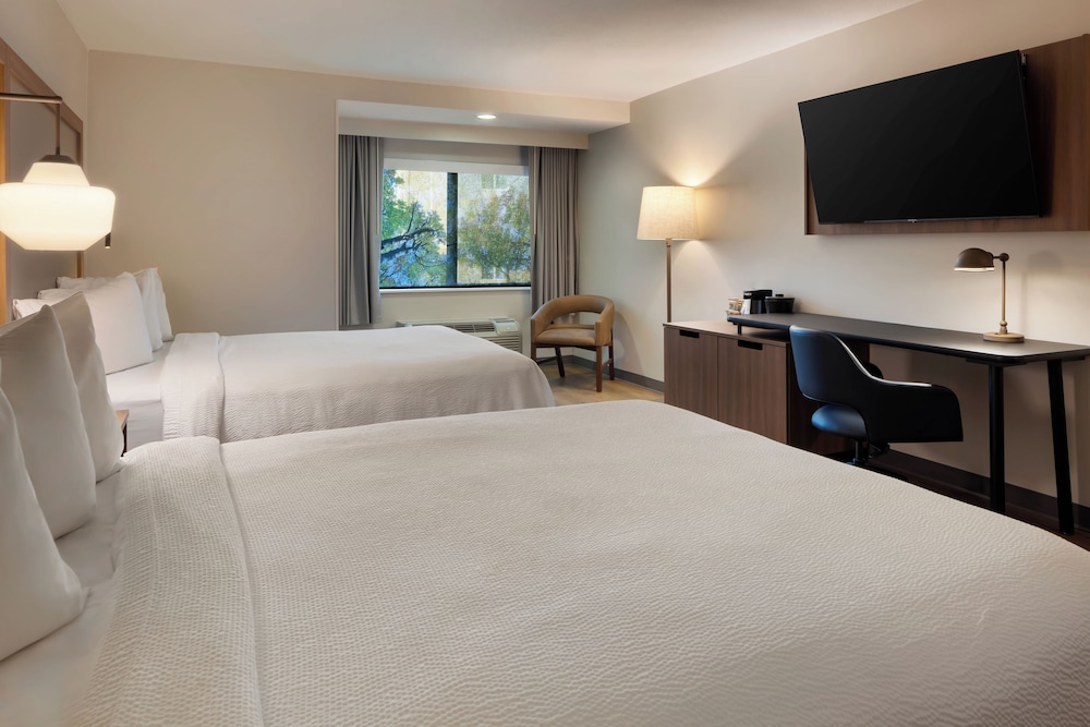 Room, 2 Queen Beds (Mobility Accessible, Tub) photo 3