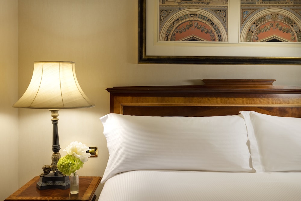 Junior Suite, 1 King Bed (Castellana View, Club Lounge Access) photo 3