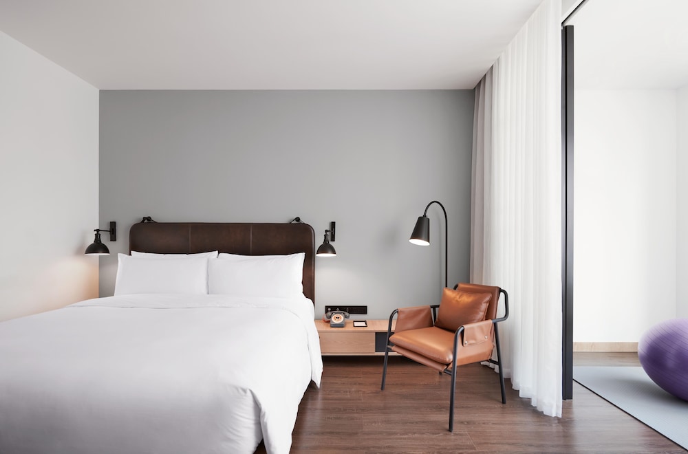 Room, 1 King Bed, City View - Photo 1