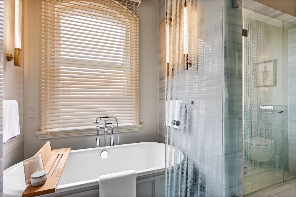 Courtyard Suite - Photo 6