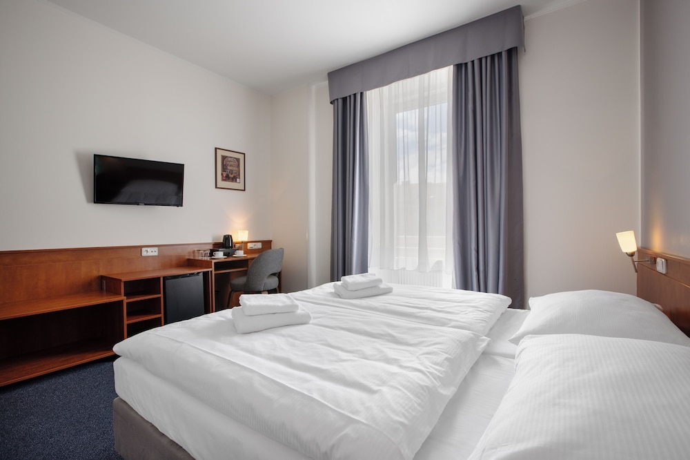 Double or Twin Room - Photo 7