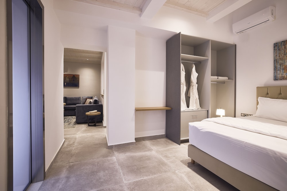 Family Suite, Jetted Tub photo 3