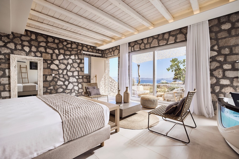 Deluxe Suite with Sea View and Hot Tub - Ground Floor