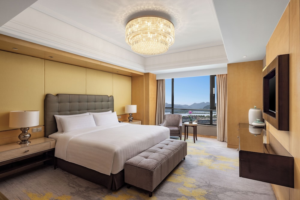 Executive Lakeview Suite King Room photo 3