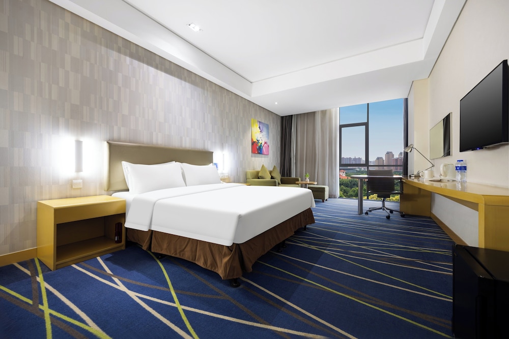 Standard Room, 1 King Bed, Accessible, Smoking photo 2