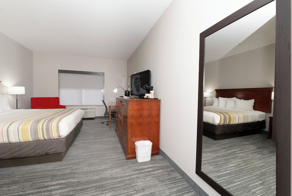 Room, 1 King Bed, Non Smoking - Photo 2