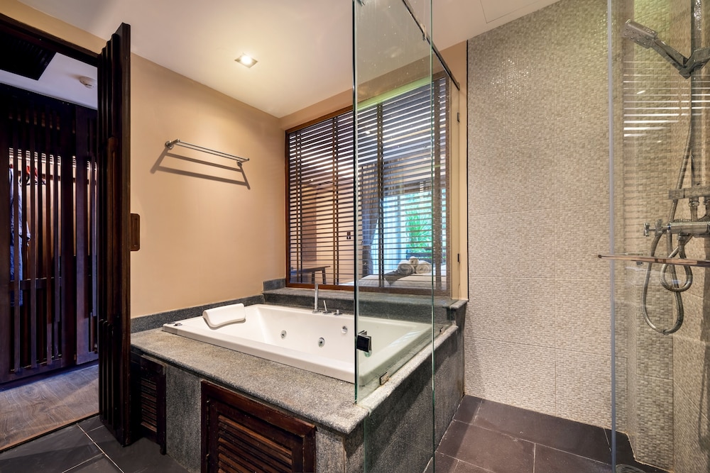 Deluxe Jacuzzi - Photo 6