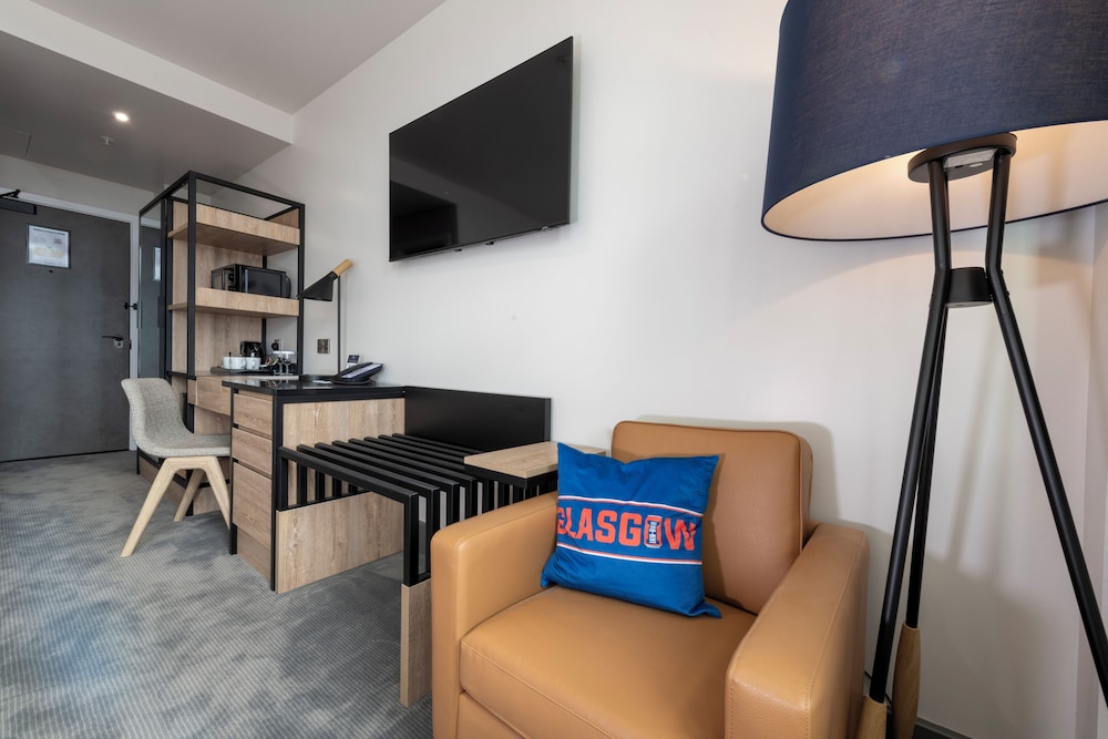 Accessible Room, 1 Super King Bed, Sofa Bed photo 3