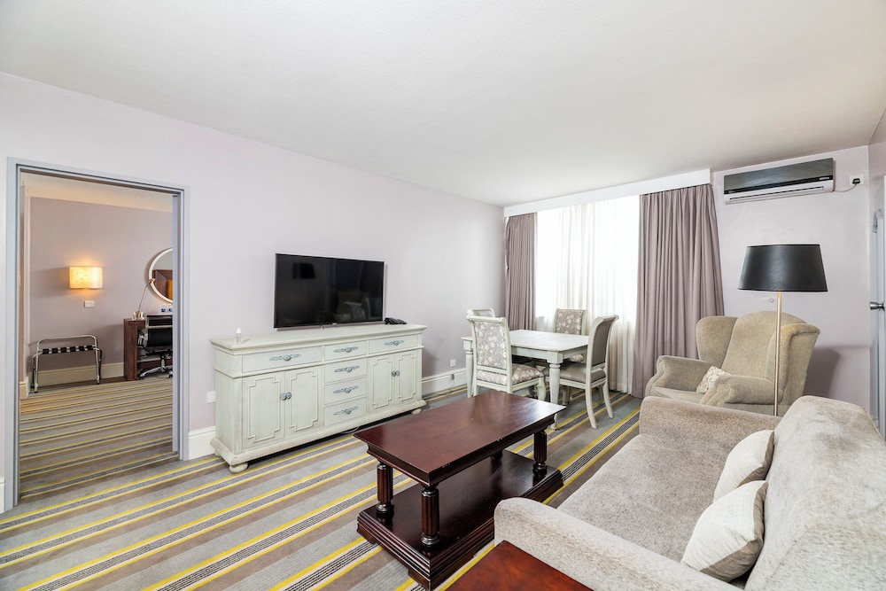 Suite, 1 King Bed (Additional Living Area) - Photo 3