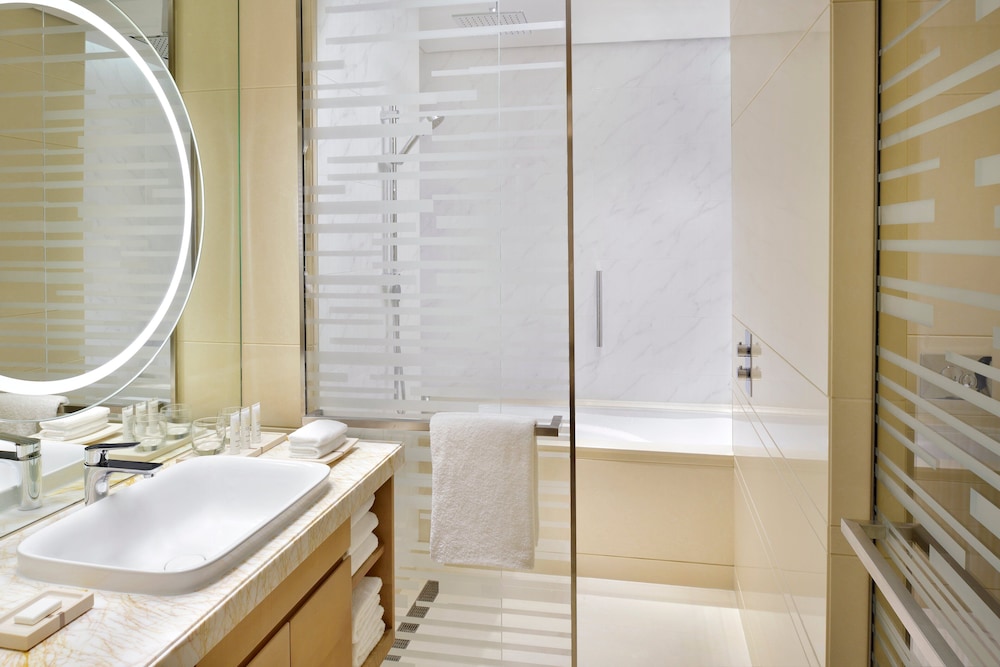 Standard Room, 1 King Bed, Marina View thumbnail 6
