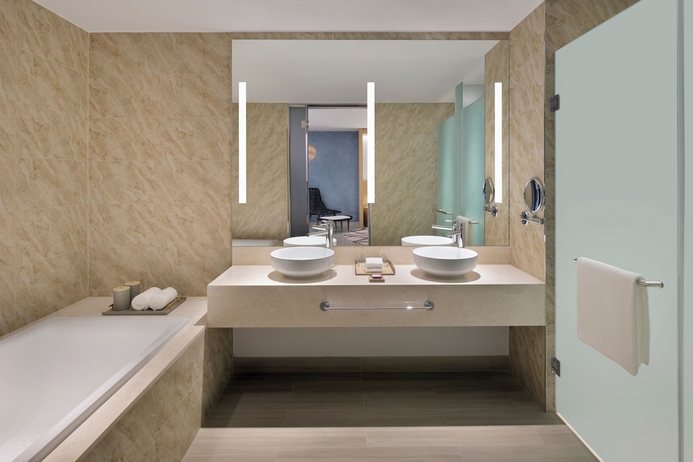 Executive Suite with 1 King-Size Bed, Sofa, Walk-In Closet, Dining Area, and Lounge Access - Photo 3
