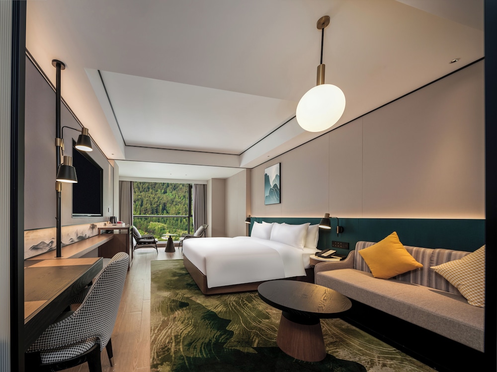 Deluxe Room, 1 King Bed (High Floor) photo 3