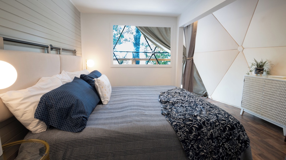 Luxury dome, lake view photo 2