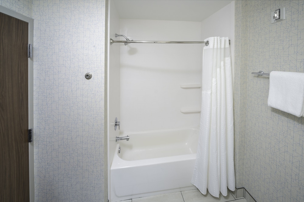 Standard Room, 2 Queen Beds, Accessible Bathtub (Mobility) - Photo 4