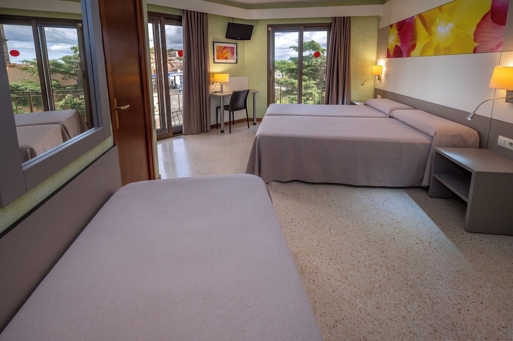 Standard Triple Room, Balcony photo 2