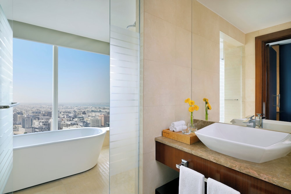 Deluxe Room thumbnail 6