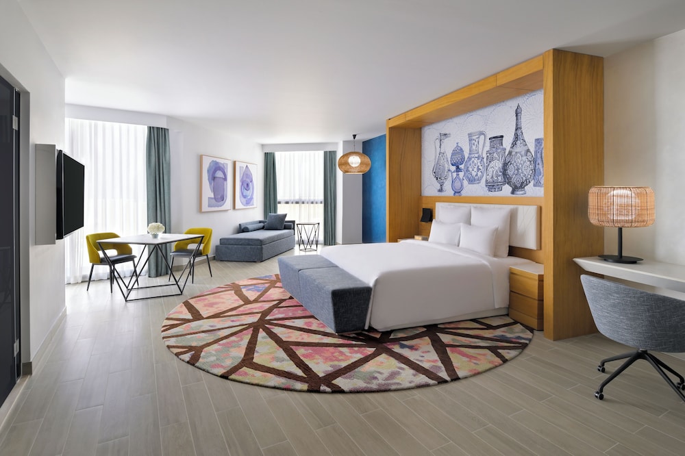 Executive Suite with 1 King-Size Bed, Sofa, Walk-In Closet, Dining Area, and Lounge Access - Photo 1
