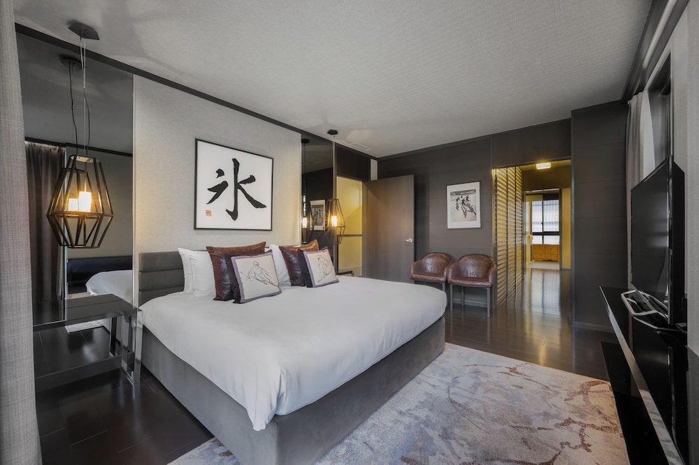 Premium Room, 1 King Bed - Photo 1