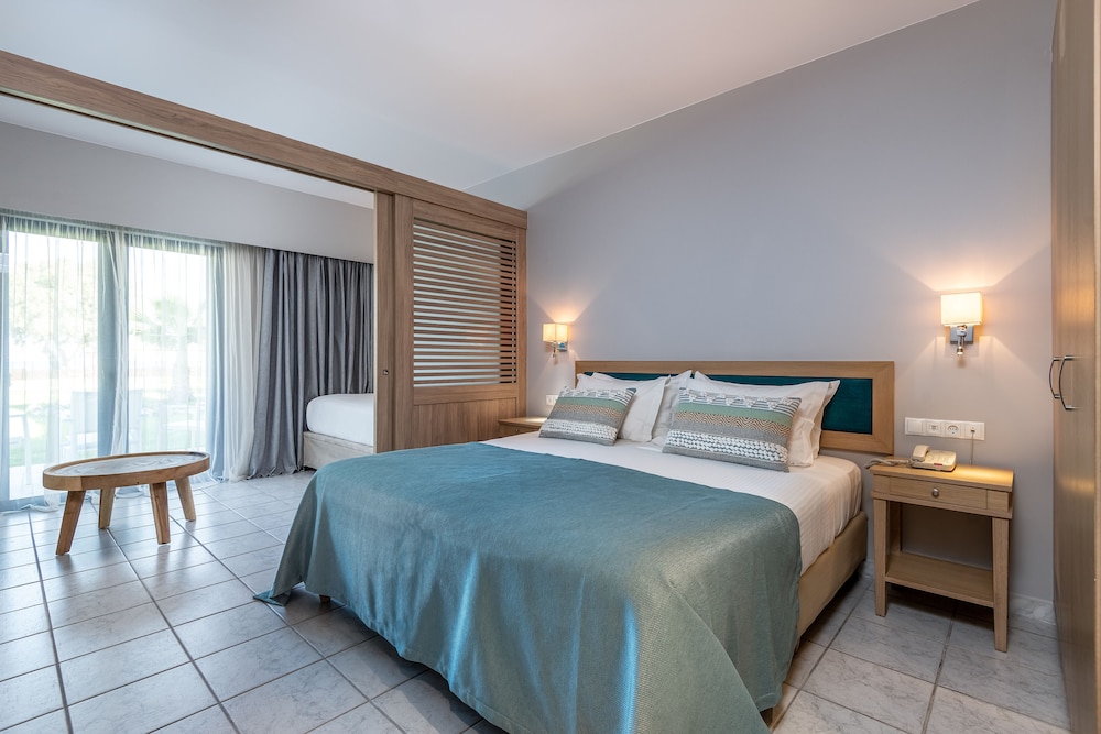 Junior Suite Garden View | Resort Area - Photo 1