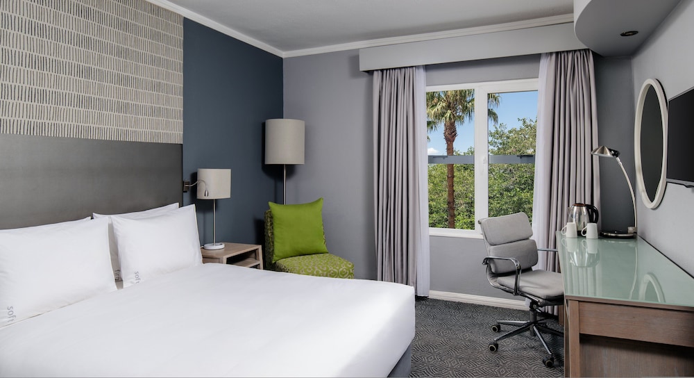 Standard Room, 1 Queen Bed, Accessible photo 3