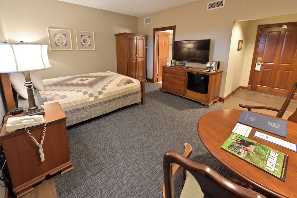 Standard Room, 1 Queen Bed photo 2