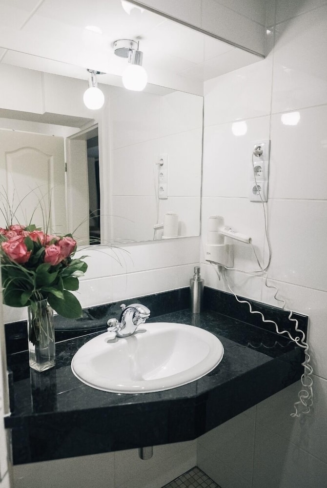 Basic Single Room, Private Bathroom (mit Dachschräge) photo 2