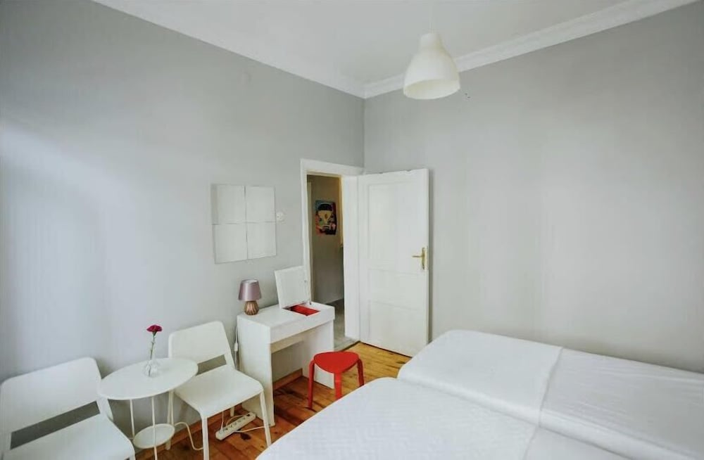 City Twin Room, 2 Twin Beds, Shared Bathroom photo 2