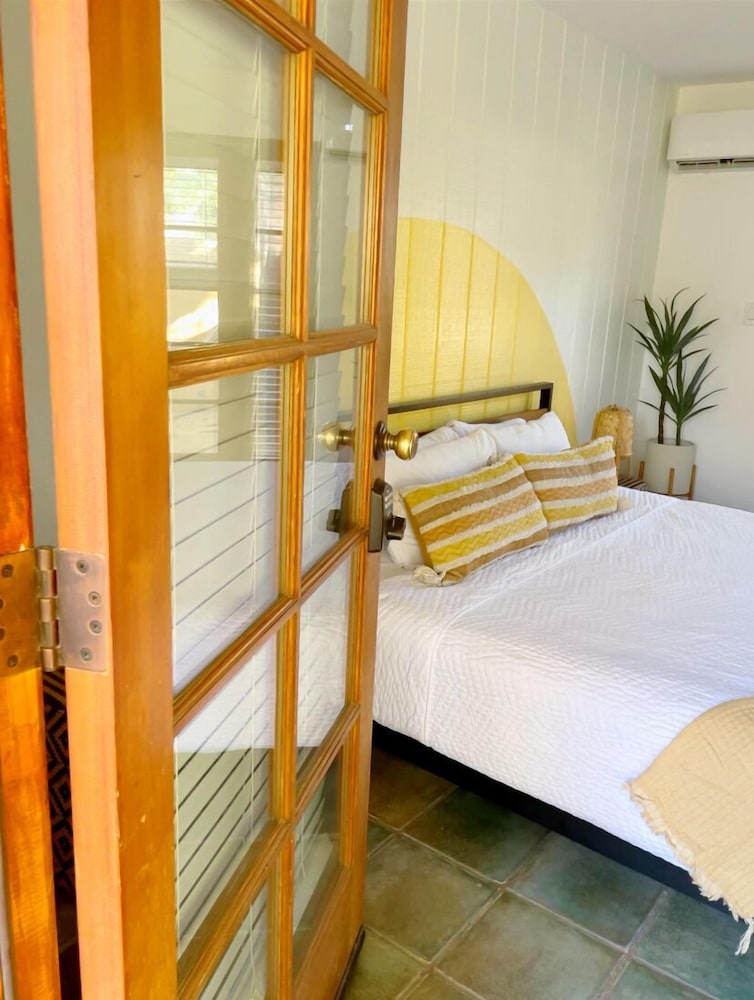 Deluxe King w/patio (Room 4) photo 2
