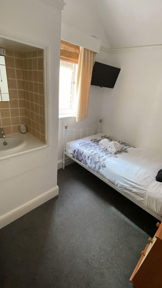 Single Room, Shared Bathroom (Room 2)