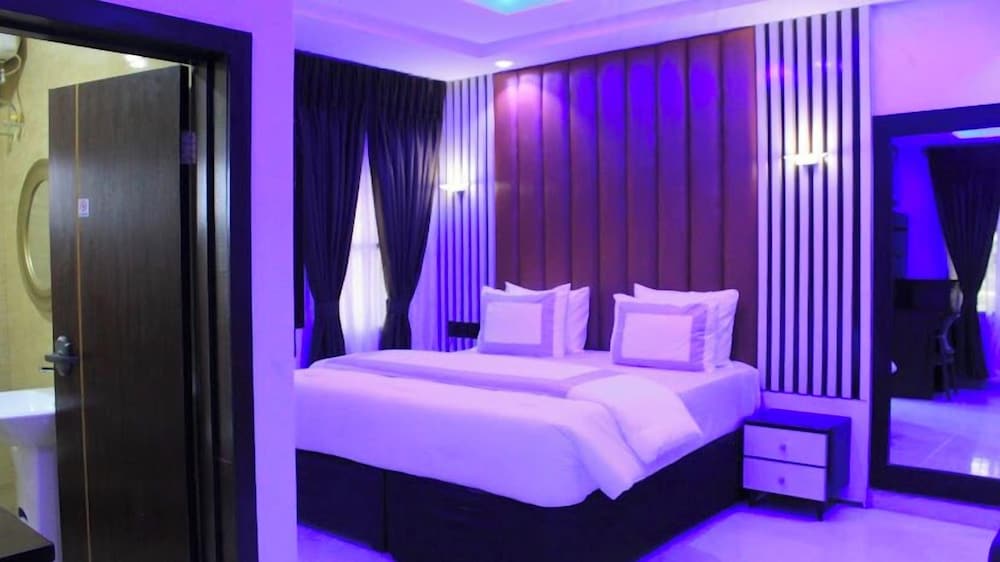 Suite, City View