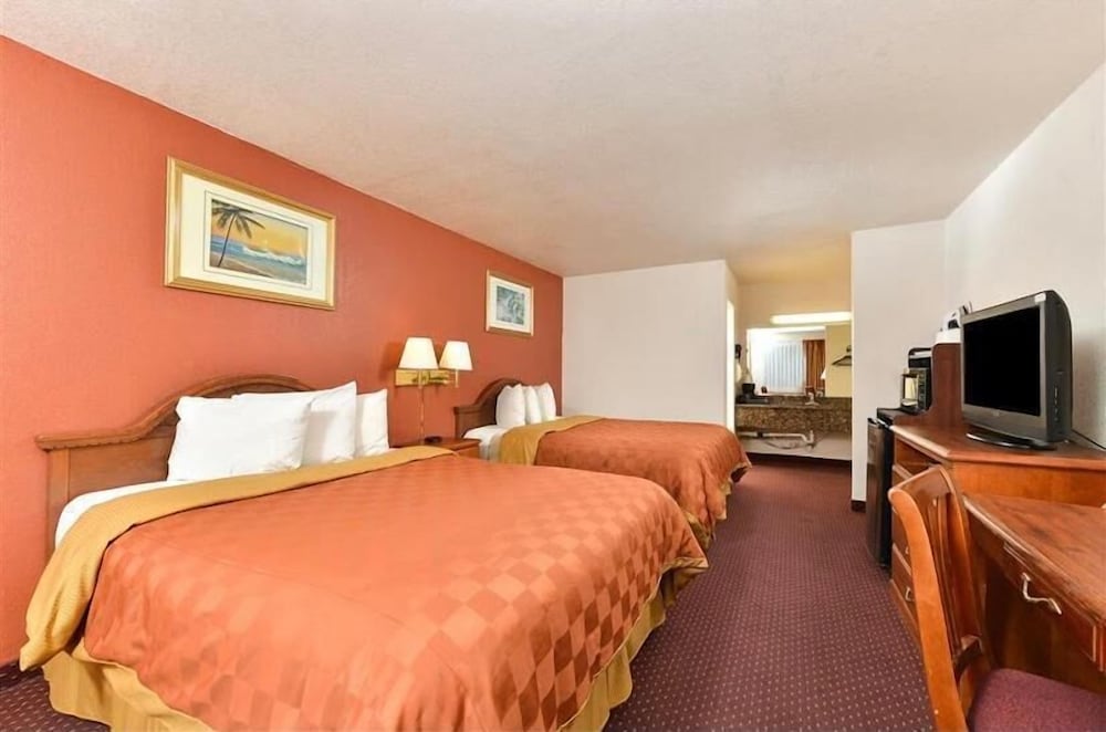 Standard Room, 2 Queen Beds, Smoking photo 3