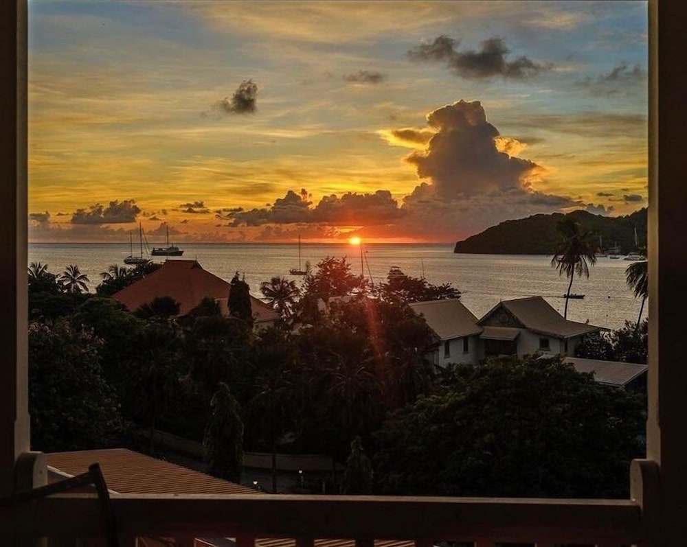 Superior Double Room, 1 King Bed, Balcony, Sea View photo 2