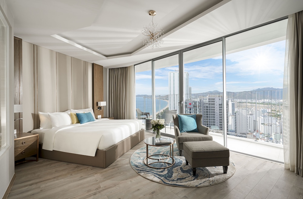Executive King City View photo 3